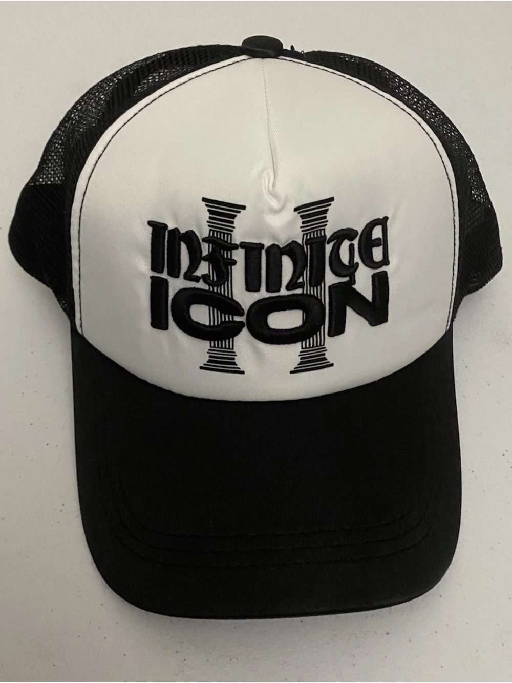 NIB Paris Hilton “Infinite Icon” black-and-white trucker cap